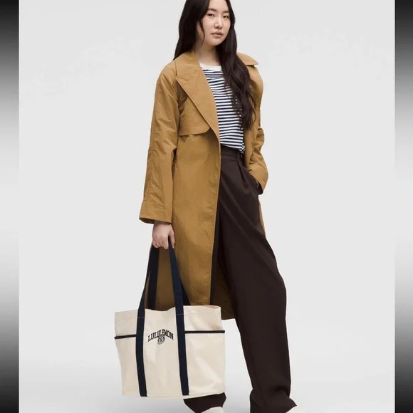 NWOT lululemon multi-pocket canvas tote collegiate - Picture 5 of 6